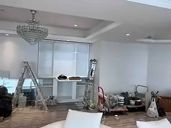 Apartment room with a chandelier during fit-out